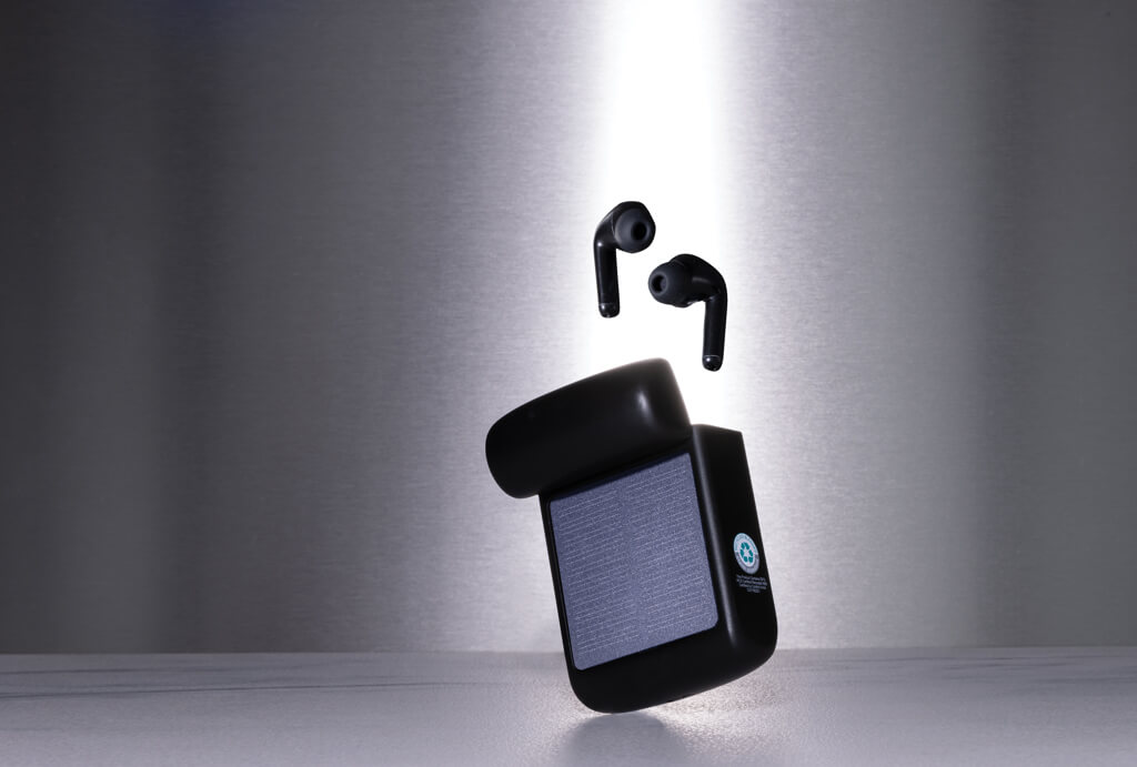 Skywave RCS recycled plastic solar earbuds - Image 10