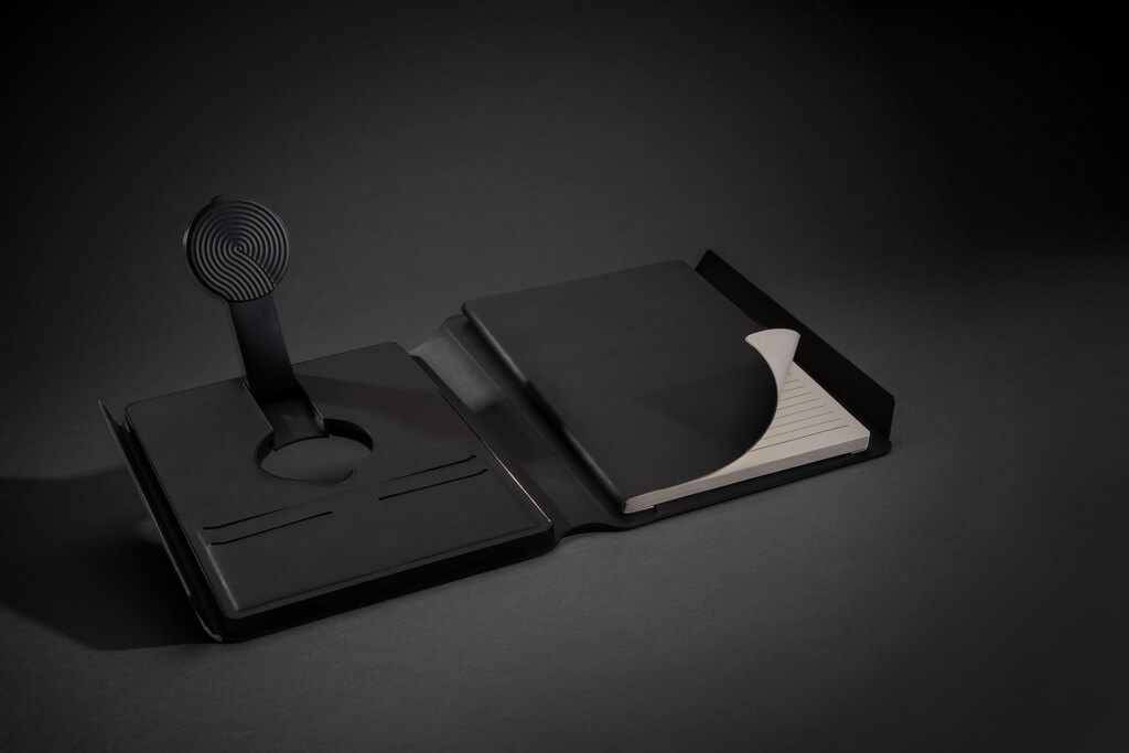 Swiss Peak RCS rePU notebook with 2-in-1 wireless charger - Image 15