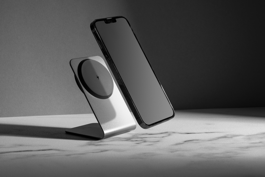 Terra aluminium 15W magnetic wireless charging phone stand - Image 10